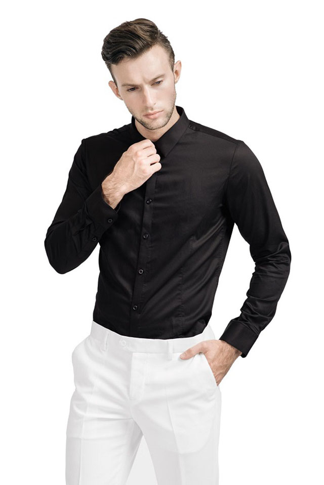 Áo sơ mi đen nam kết hợp với quần màu trắng