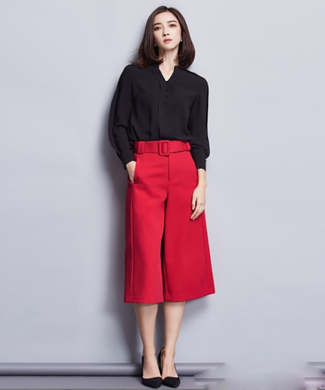 Áo sơ mi đen nên kết hợp với quần màu sặc sỡ