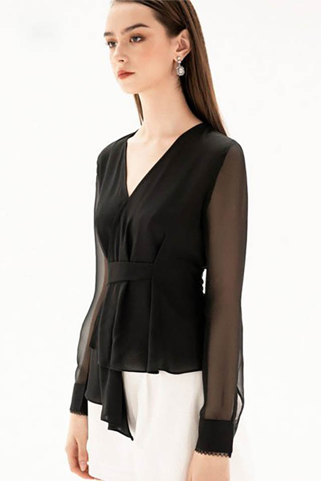 Áo đen phối với quần màu trắng