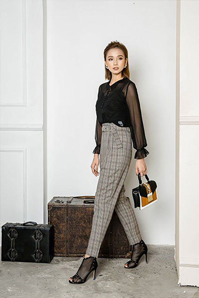 Áo sơ mi đen phối hợp với quần màu xám