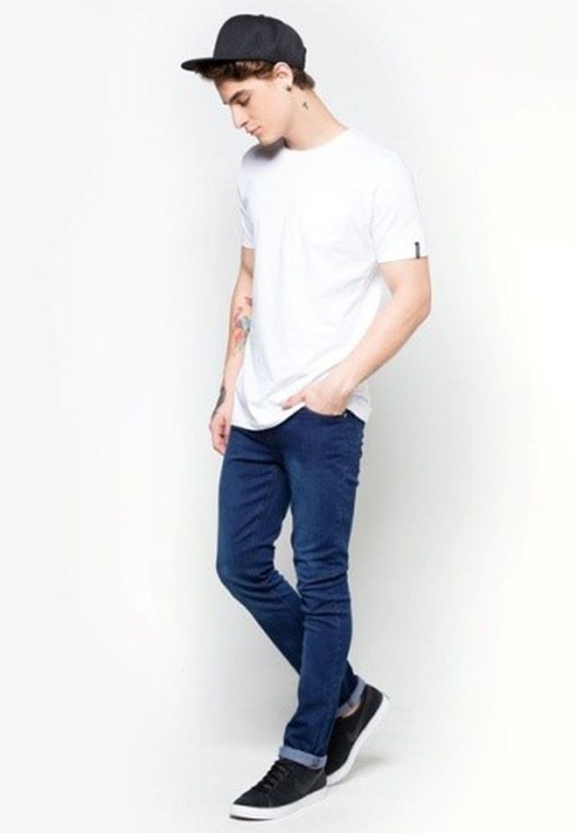 Áo thun trắng mix cùng quần Jeans