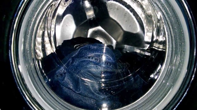 Bóp ống quần jean bằng cách giặt máy ở nhiệt độ cao