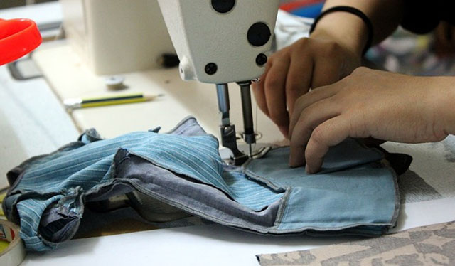 Bóp ống quần jean ở cửa hàng sửa quần áo