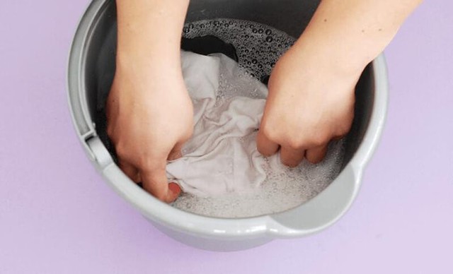 Cách làm áo thun rộng ra bằng dầu xả