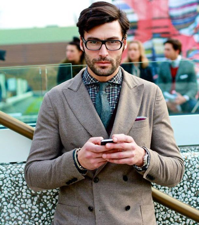 Cổ áo sơ mi bẻ rộng nửa với đàn ông