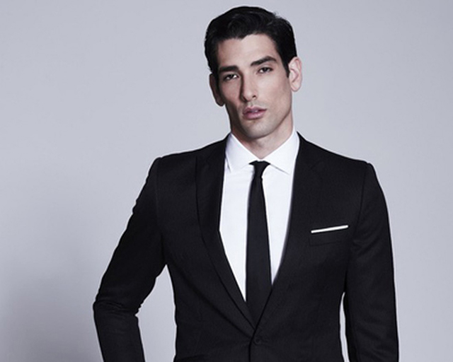 Cổ áo sơ mi bẻ rộng nửa đẹp cho đàn ông