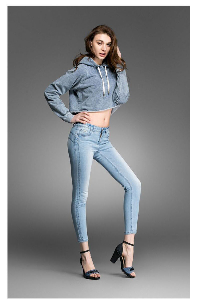 Giày cao gót có quai phối với quần Jean