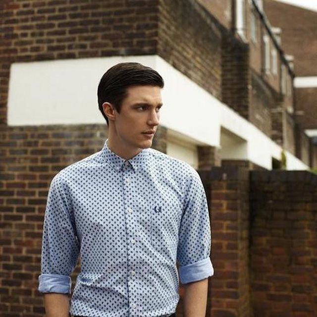 Không nên chọn sơ mi đơn sắc cho nam giới gầy