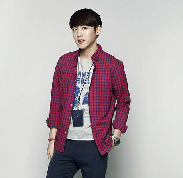 Nam giới gầy chọn áo sơ mi đa sắc