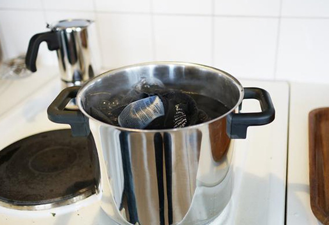 Ngâm quần jean trong nước nóng