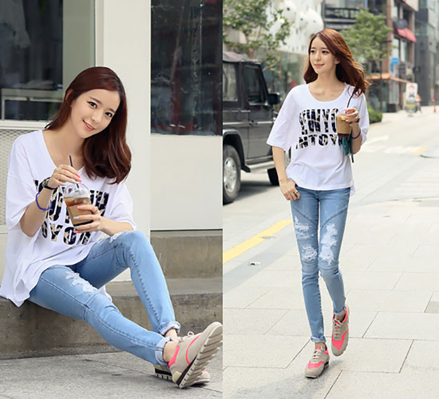 Quần Jean với giày thể thao năng động