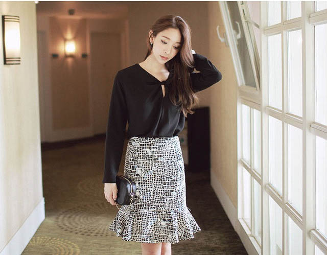 Sơ mi đen với chân váy cạp cao mẫu số 2
