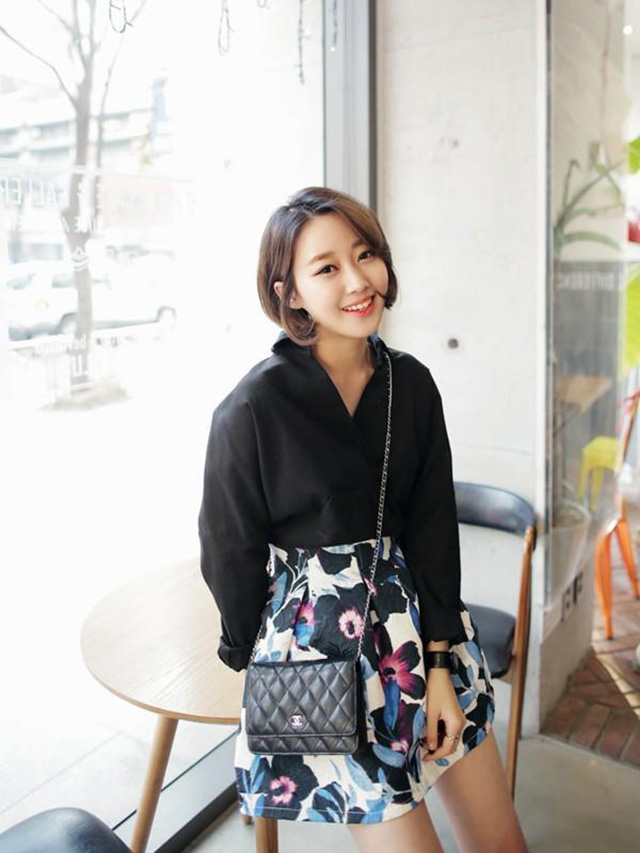 Sơ mi đen cổ chữ V với chân váy hoa ngắn