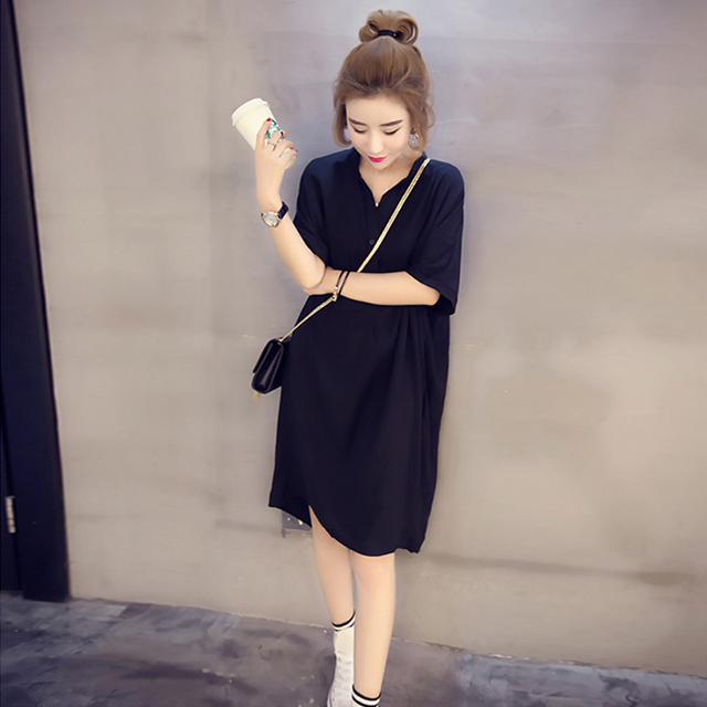 Sơ mi đen với phong cách giấu quần