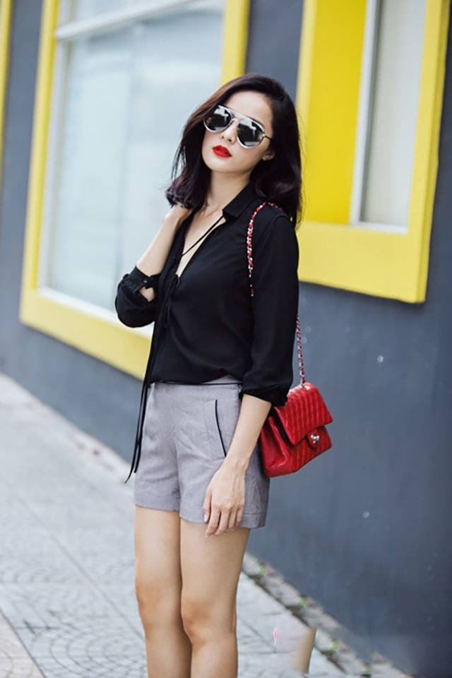 Sơ mi đen kết hợp quần màu xám