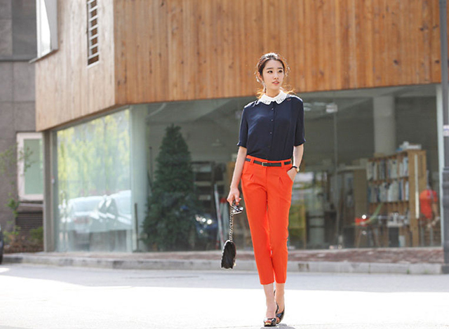 Sơ mi đen với quần sặc sỡ