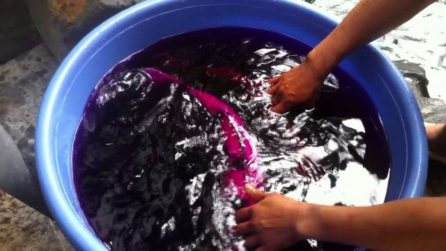 Tẩy trắng quần áo bằng chanh và thuốc tím