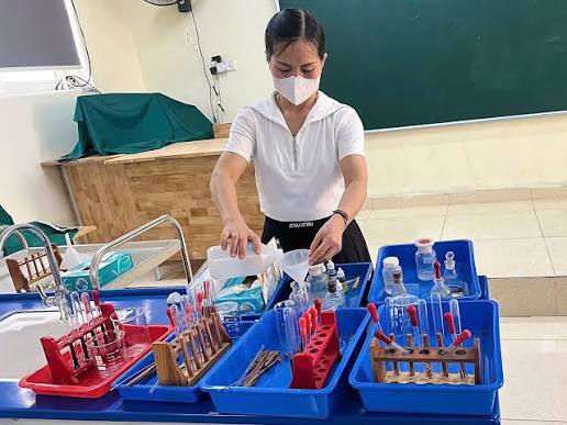 Viên chức thiết bị, thí nghiệm trường học mong mỏi nhận truy lĩnh phụ cấp độc hại