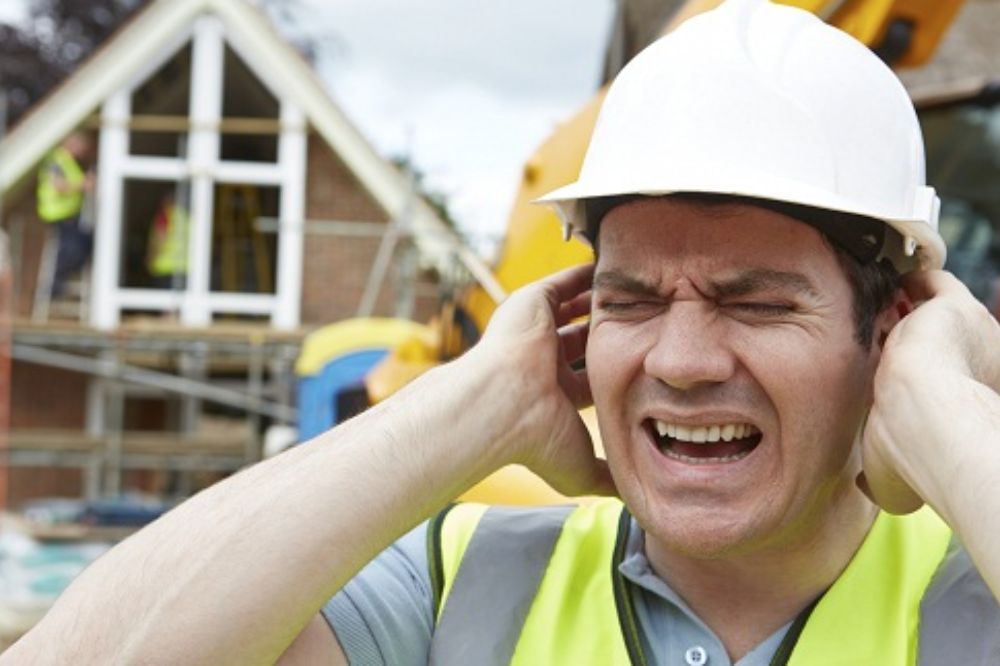 Nguy hiểm từ tiếng ồn và vật liệu sắc nhọn