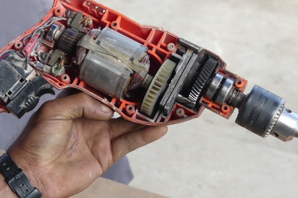 Sửa máy khoan cầm tay do roto bị cháy