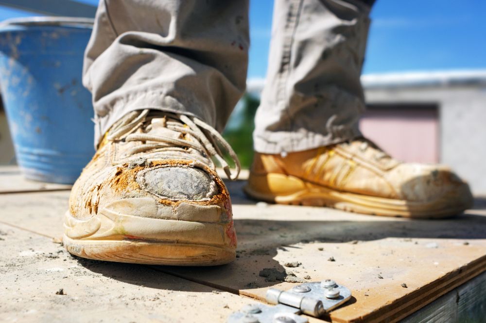Kiểm tra và thay thế giày bảo hộ cần thiết