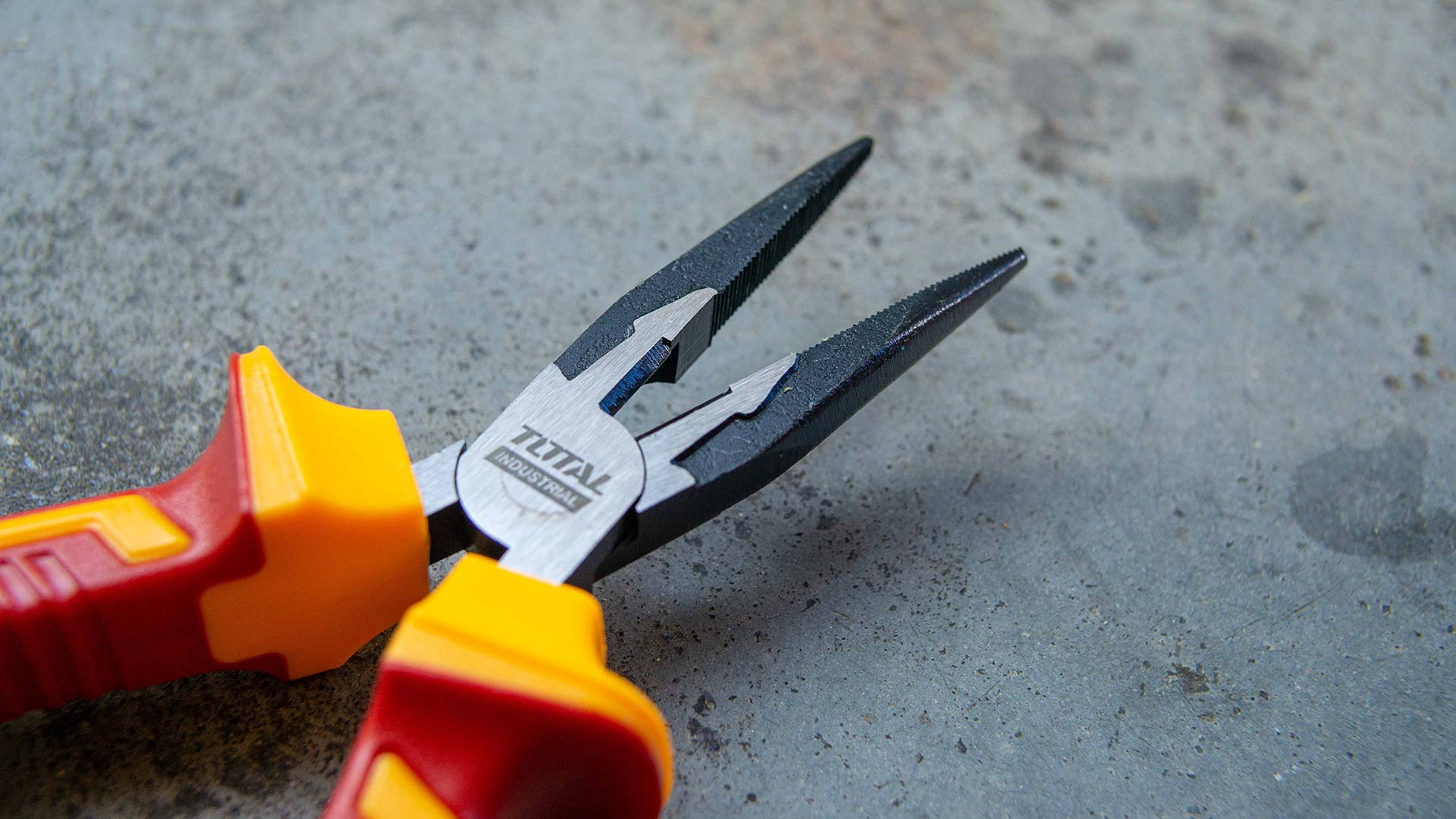 Kềm mũi nhọn mỏ dài 6" TOTAL  THTIP2361