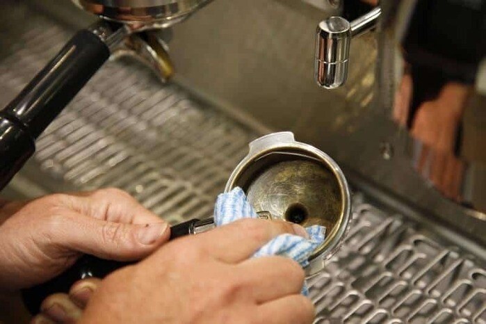 Hướng dẫn vệ sinh máy pha cà phê để cà phê hạt luôn thơm ngon