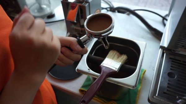 Không tẩy cặn định kỳ khiến máy pha cà phê nhanh hỏng