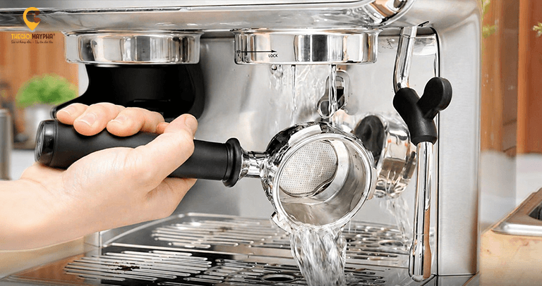 Vệ sinh máy pha cà phê