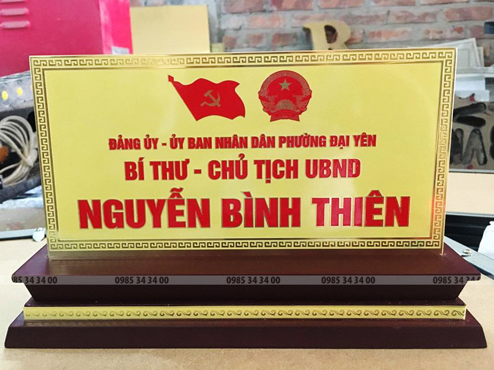 biển chức danh tam cấp mặt đồng