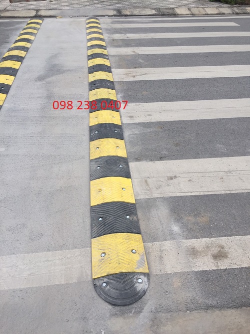 Gờ giảm tốc 500x300x40mm
