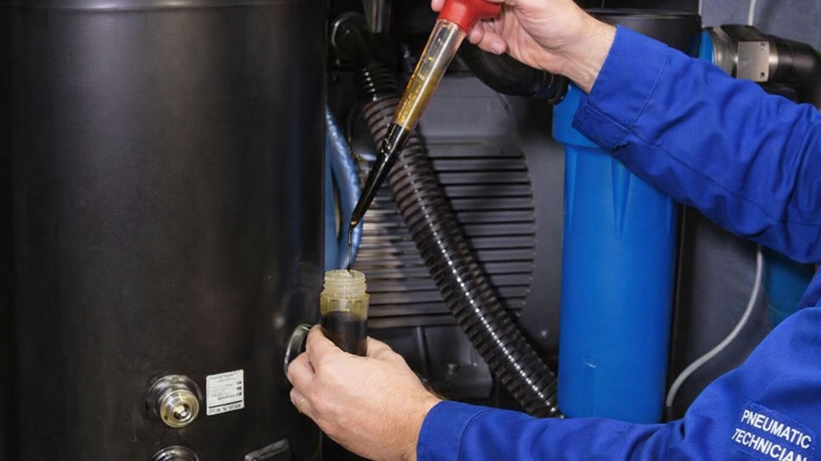 Máy nén khí hao dầu nhanh: do dầu hay do vận hành?