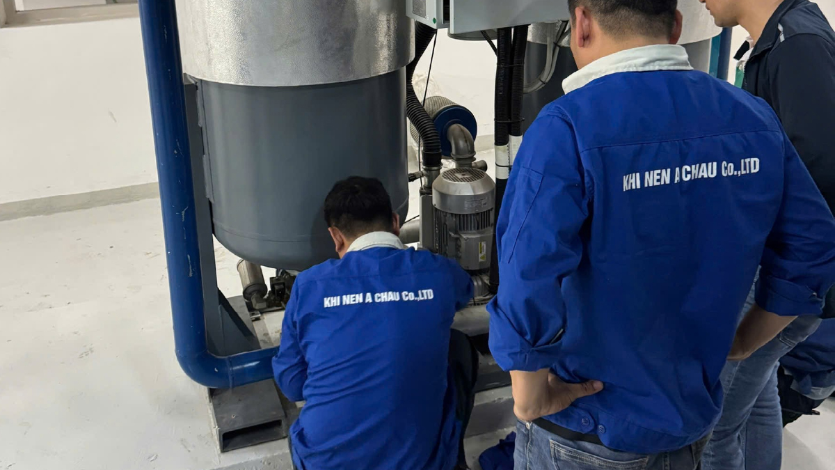 Dùng dầu ACcom UNI có ảnh hưởng bảo hành máy nén khí không?