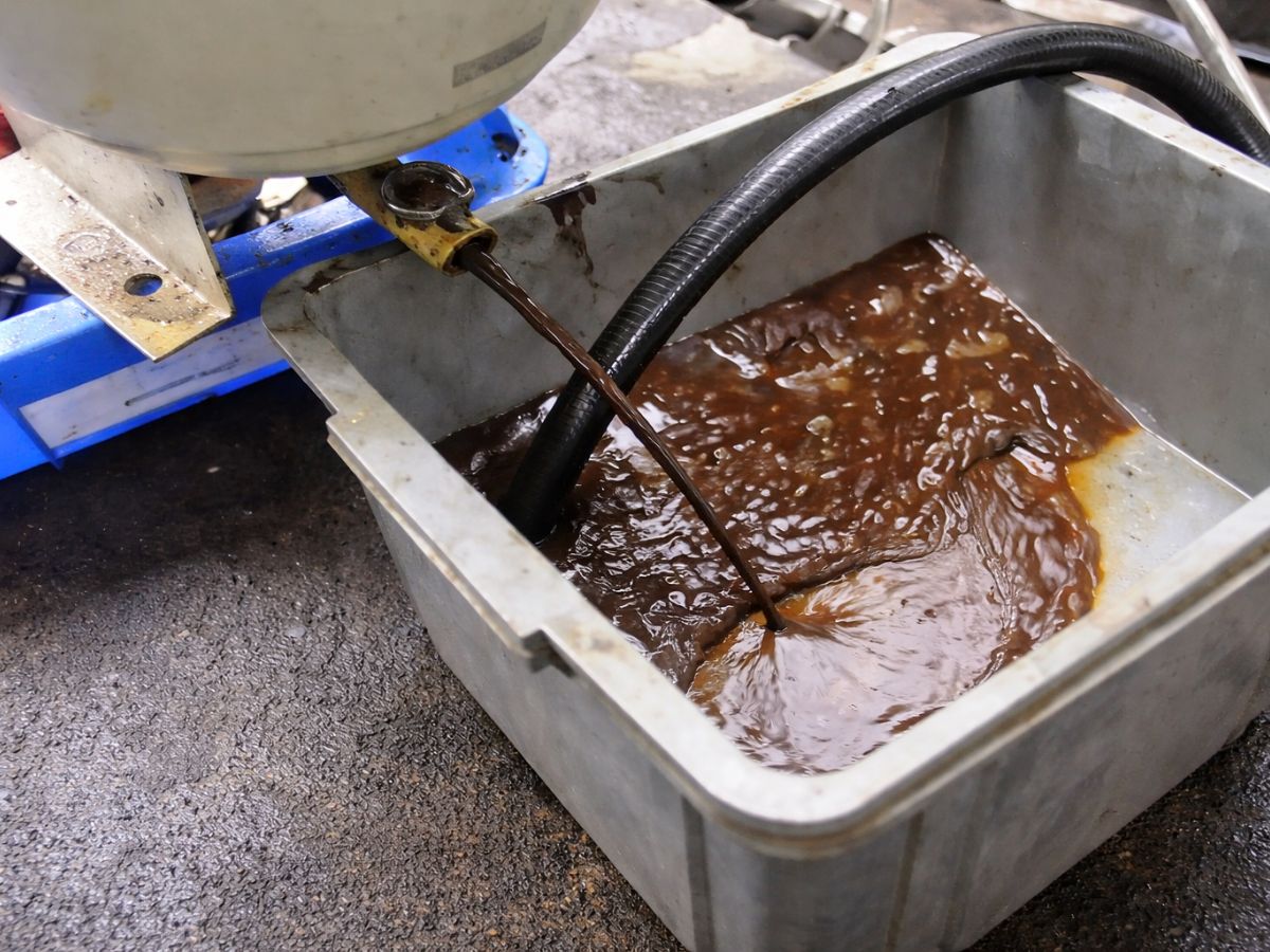 Mẫu dầu máy nén khí sau vận hành cho thấy dấu hiệu oxy hóa và suy giảm tuổi thọ