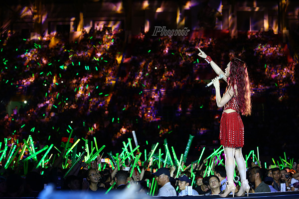 FAN MỸ TÂM PHỦ KÍN LIGHTSTICK TRONG PHẦN TRÌNH DIỄN CỦA THẦN TƯỢNG FAN MỸ TÂM PHỦ KÍN LIGHTSTICK TRONG PHẦN TRÌNH DIỄN CỦA THẦN TƯỢNG