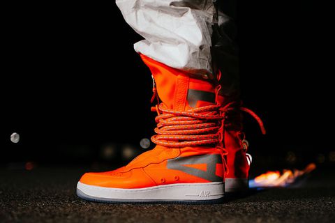 Lóa mắt với hình ảnh on-feet của phiên bản SF-AF1 High “Total Orange”