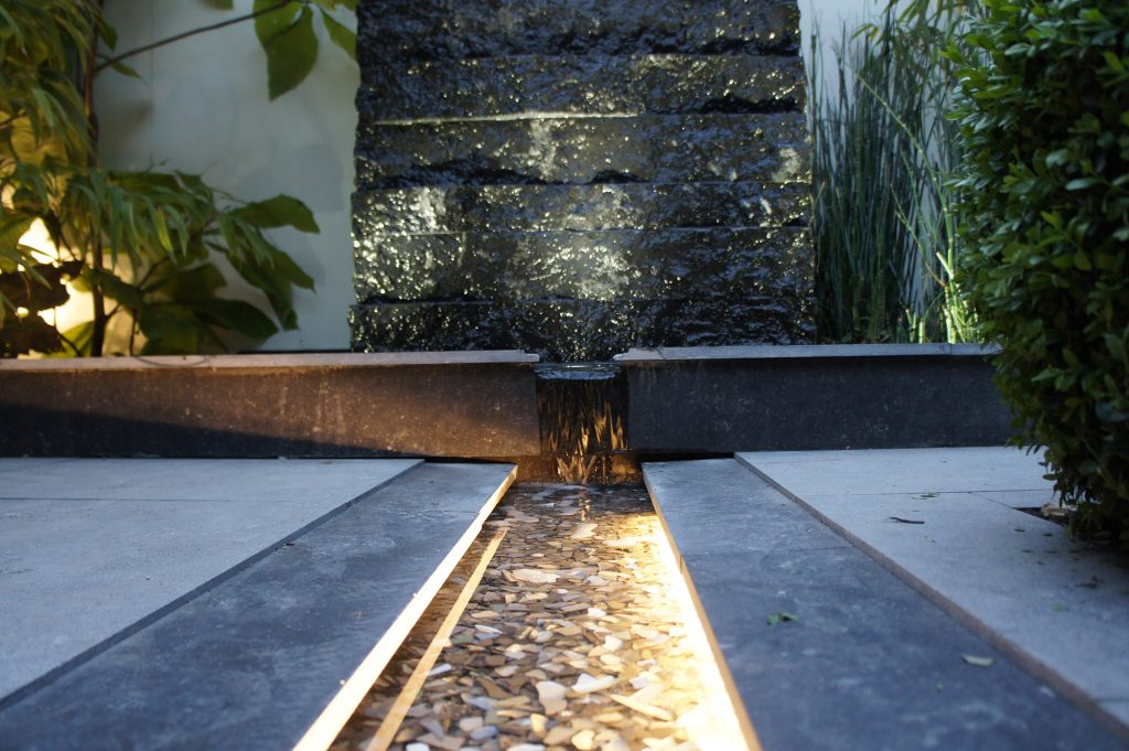 VỆ SINH ĐÈN TRANG TRÍ NGOÀI TRỜI LÀM SAO CHO HIỆU QUẢ?