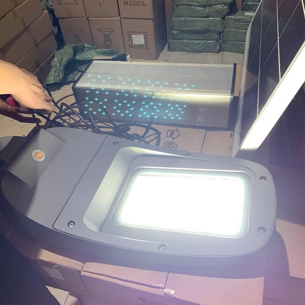 Chi tiết cấu tạo của bộ Đèn Đường LED Năng Lượng Mặt Trời công suất 60W sử dụng 2 tấm panel 100W