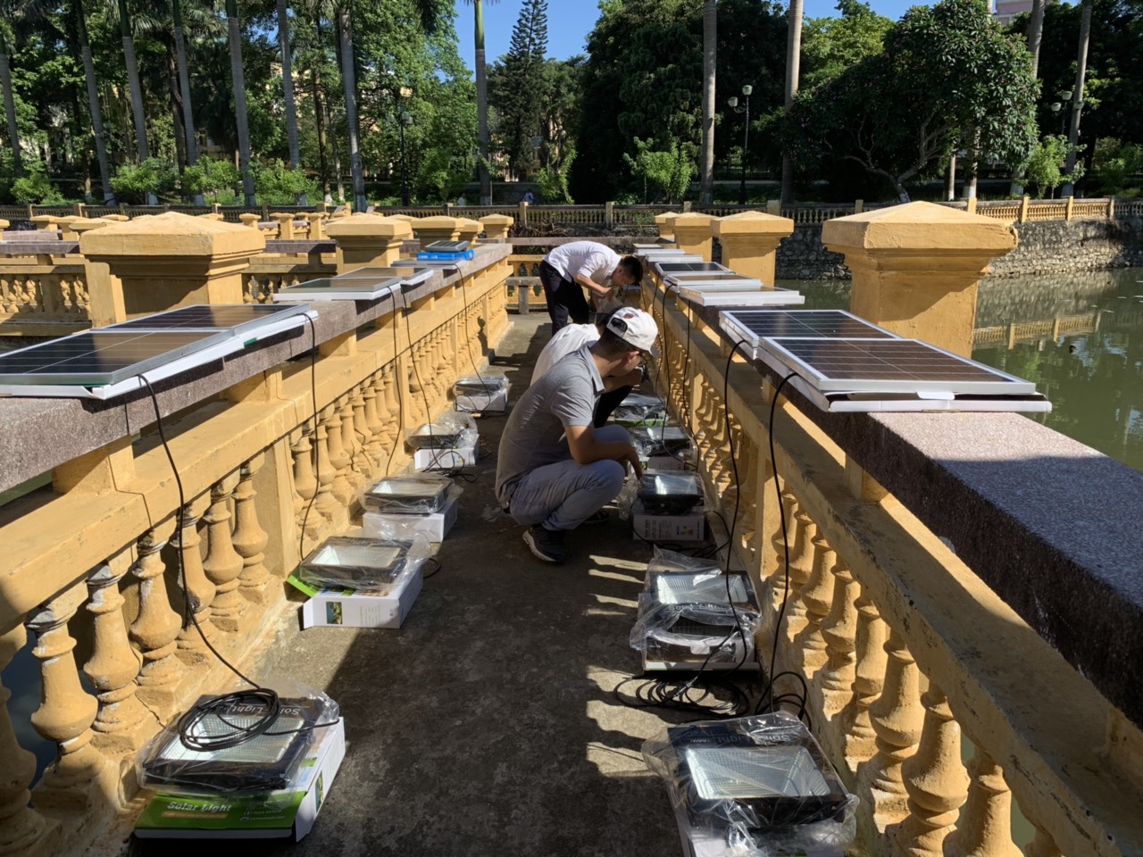 Đèn pha năng lượng mặt trời 100w ánh sáng vàng ZALAA