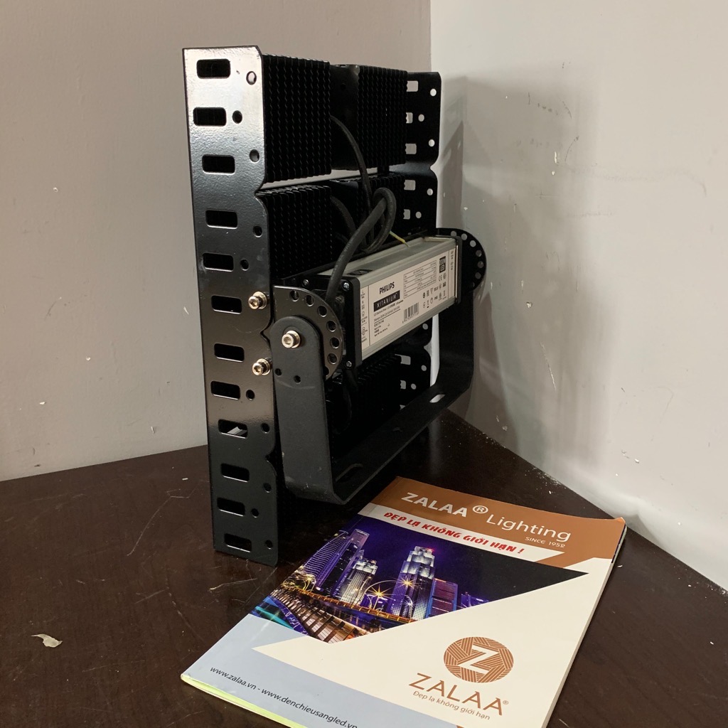 Đèn pha chống loá Philips sân bóng đá 200w bảo hành 3 năm