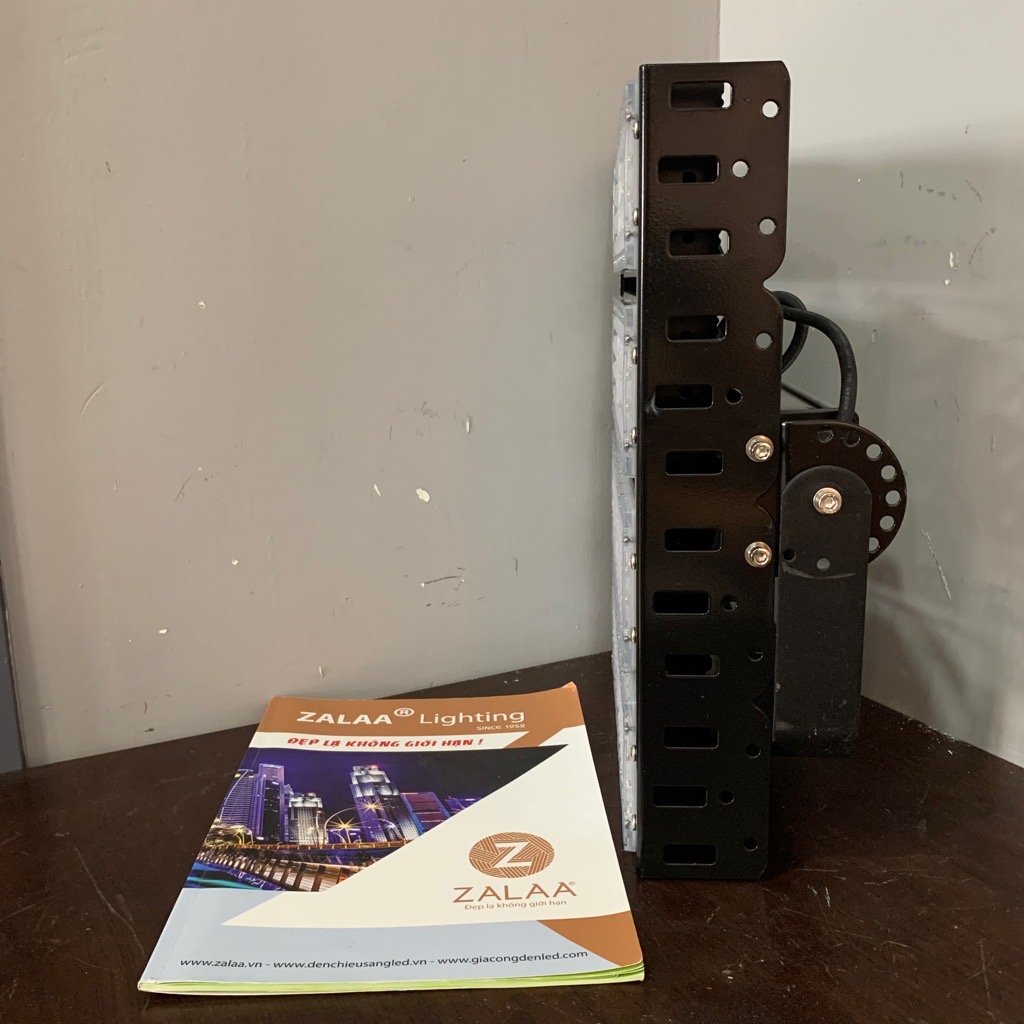 Đèn pha chống loá Philips sân bóng đá 200w bảo hành 3 năm