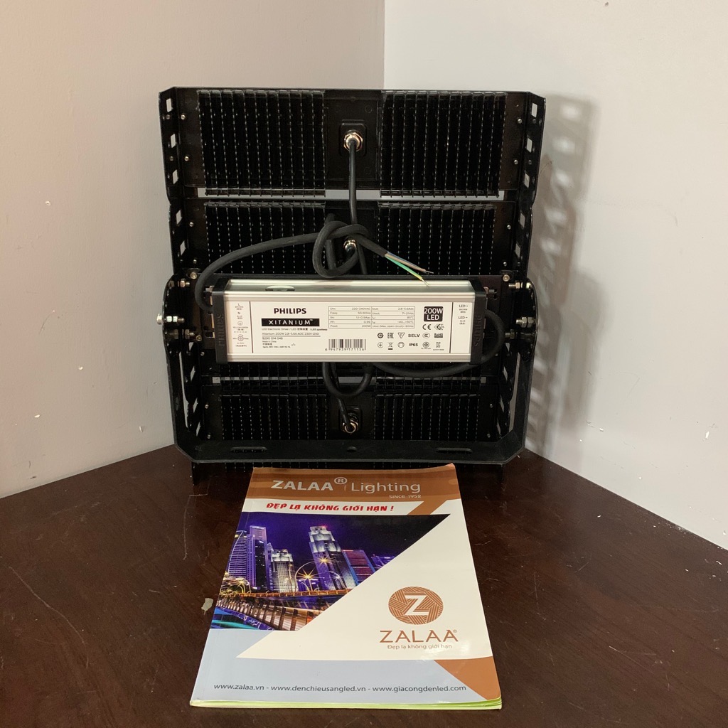 Đèn pha chống loá Philips sân bóng đá 200w bảo hành 3 năm