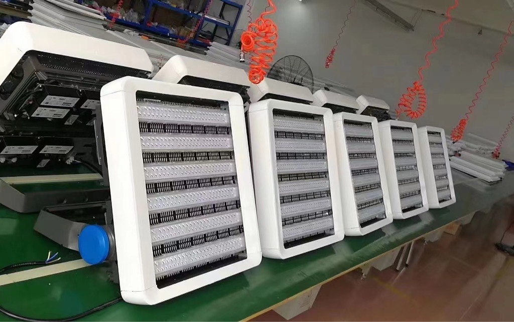 Đèn Pha Công Suất 750w Philips BVP621 SportsStar Intergrated Version