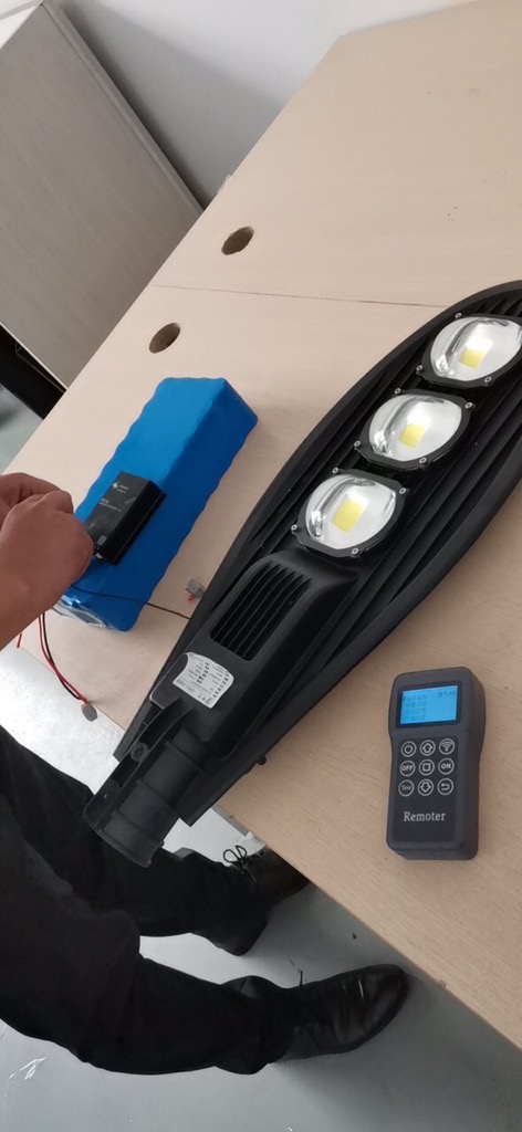 Đèn năng lượng mặt trời 100w - Dự án