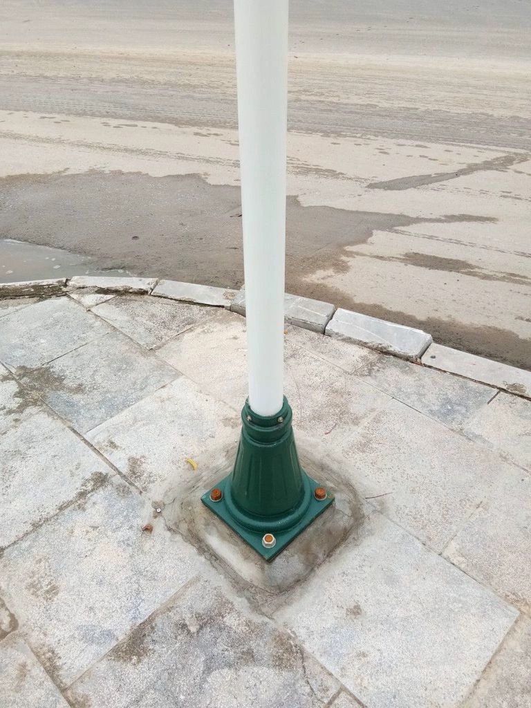 Cột biển tên đế gang đúc thân thép sơn tĩnh điện, hoa văn bảng tên, chữ phản quang mã ZCBT 2555 ZALAA