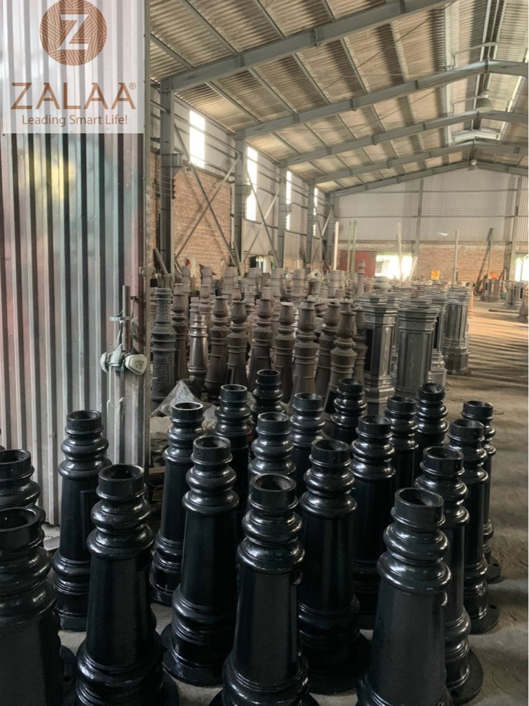 Cột biển tên đế gang đúc thân thép sơn tĩnh điện, hoa văn bảng tên, chữ phản quang mã ZCBT 2555 ZALAA