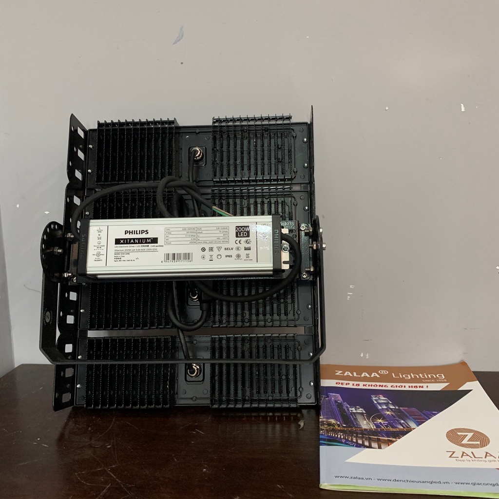 Đèn pha chống loá Philips sân bóng đá 200w bảo hành 3 năm