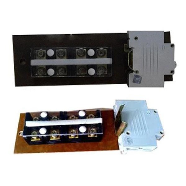 Bảng Điện Cửa Cột Đèn Gồm 4 Cực + 1 Aptomat 1 cực 6A-10A