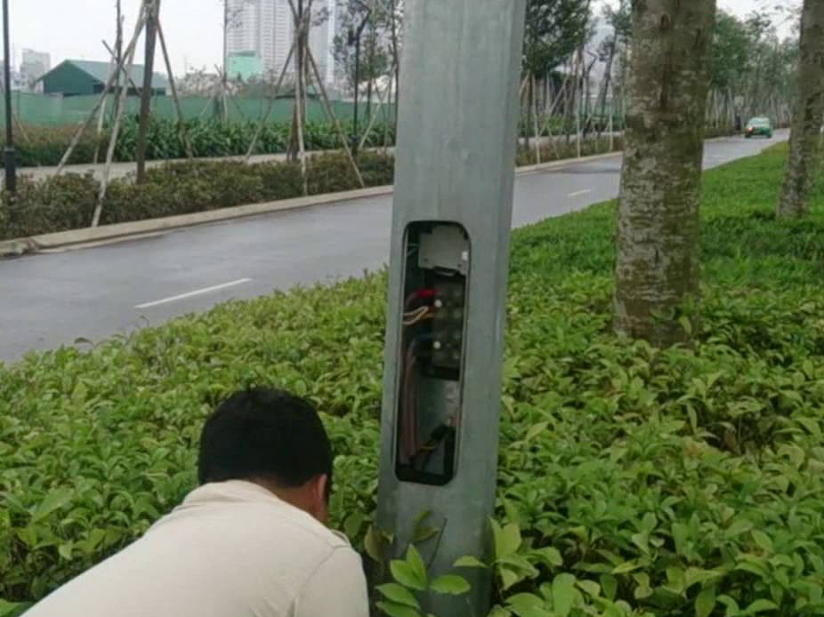 Bảng Điện Cửa Cột Đèn Gồm 4 Cực + 1 Aptomat 1 cực 6A-10A