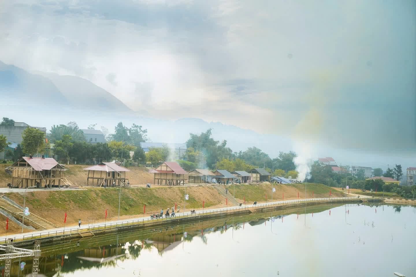 Cột Bát Giác Liền Cần Đơn 8 met bền bỉ cho đèn đường bên bờ hồ